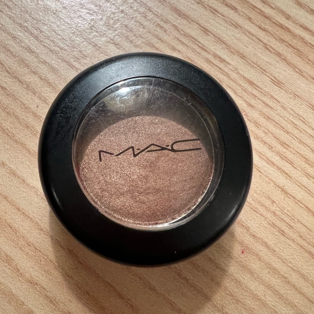 MAC Eyeshadow shade Woodwinked